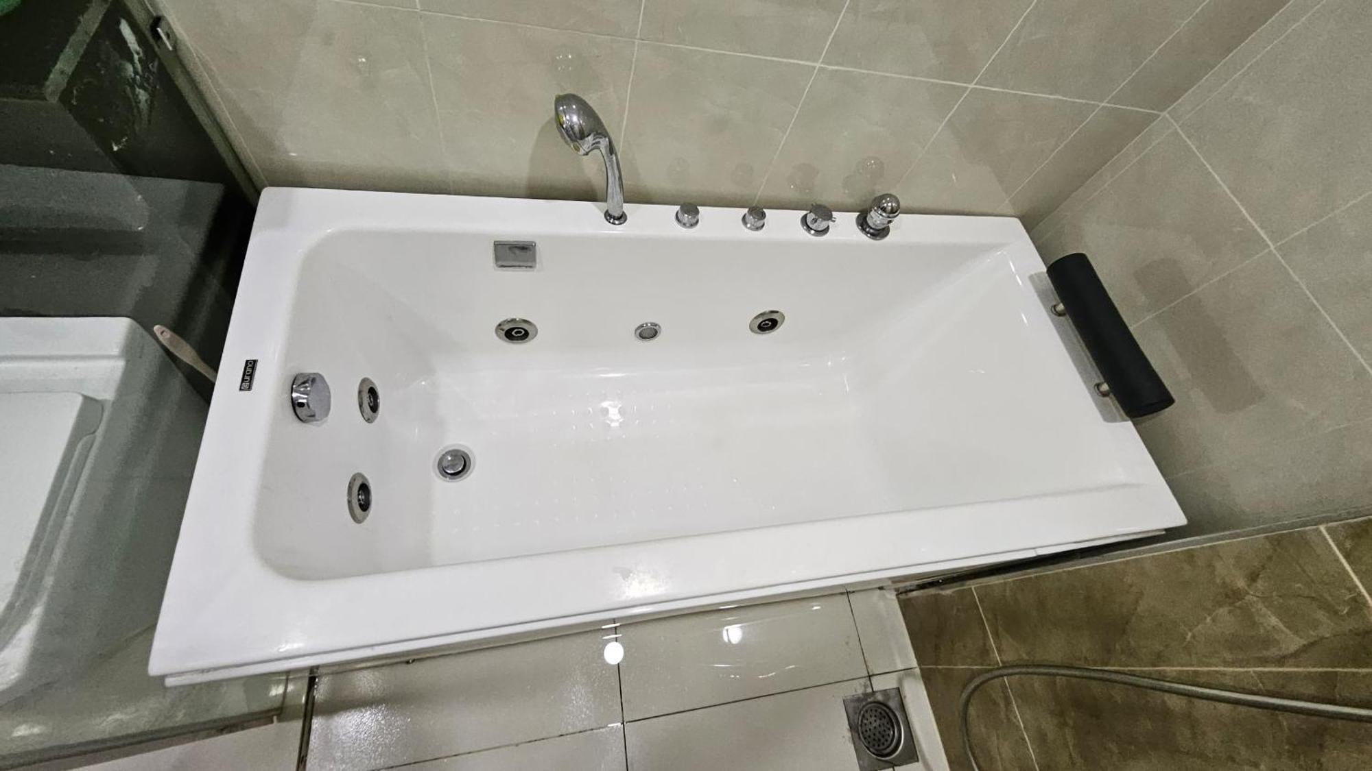 Paragon Suites Studios With Private Jacuzzi Near Ciq Rts Johor Bahru Extérieur photo
