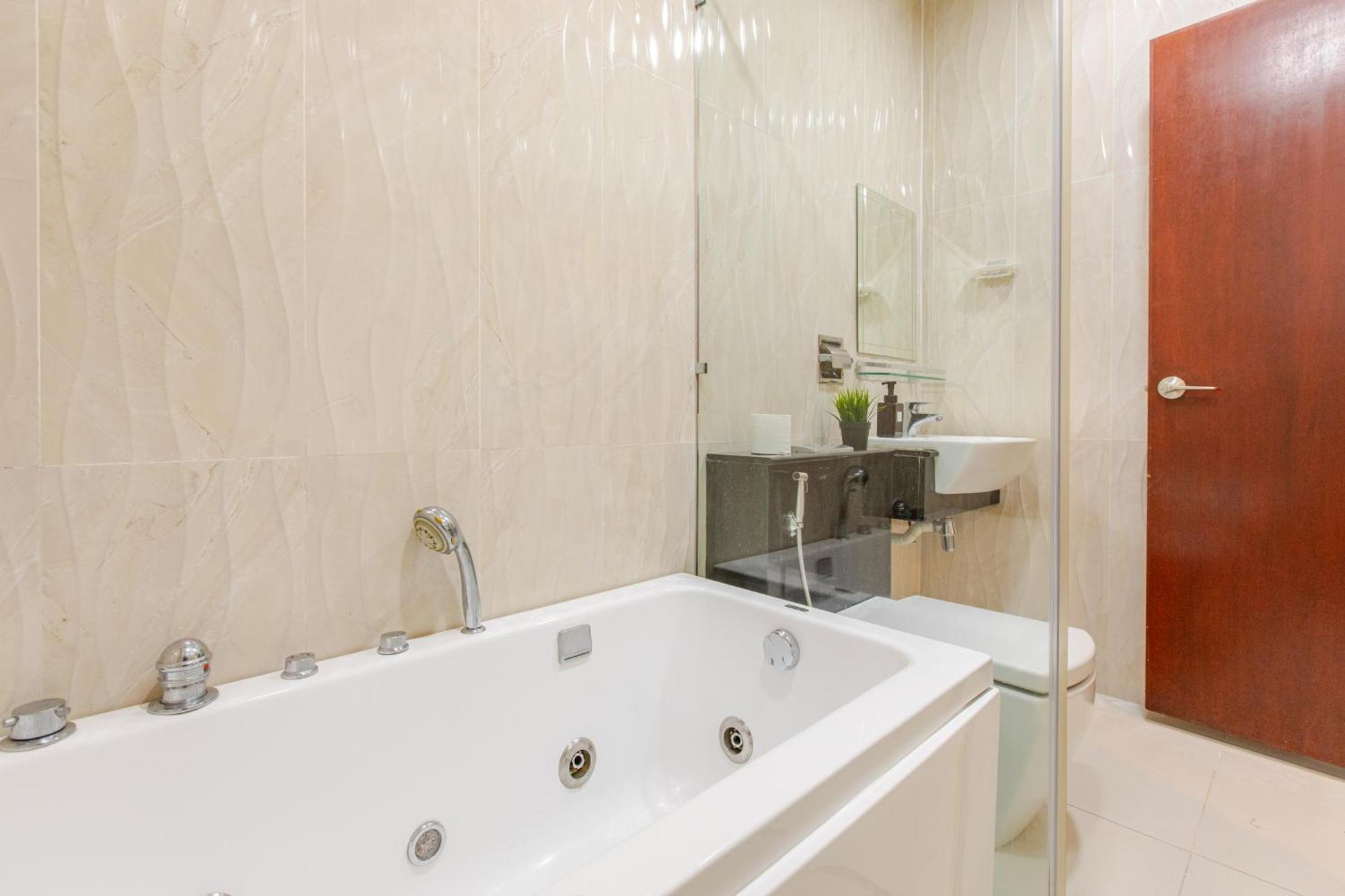 Paragon Suites Studios With Private Jacuzzi Near Ciq Rts Johor Bahru Extérieur photo
